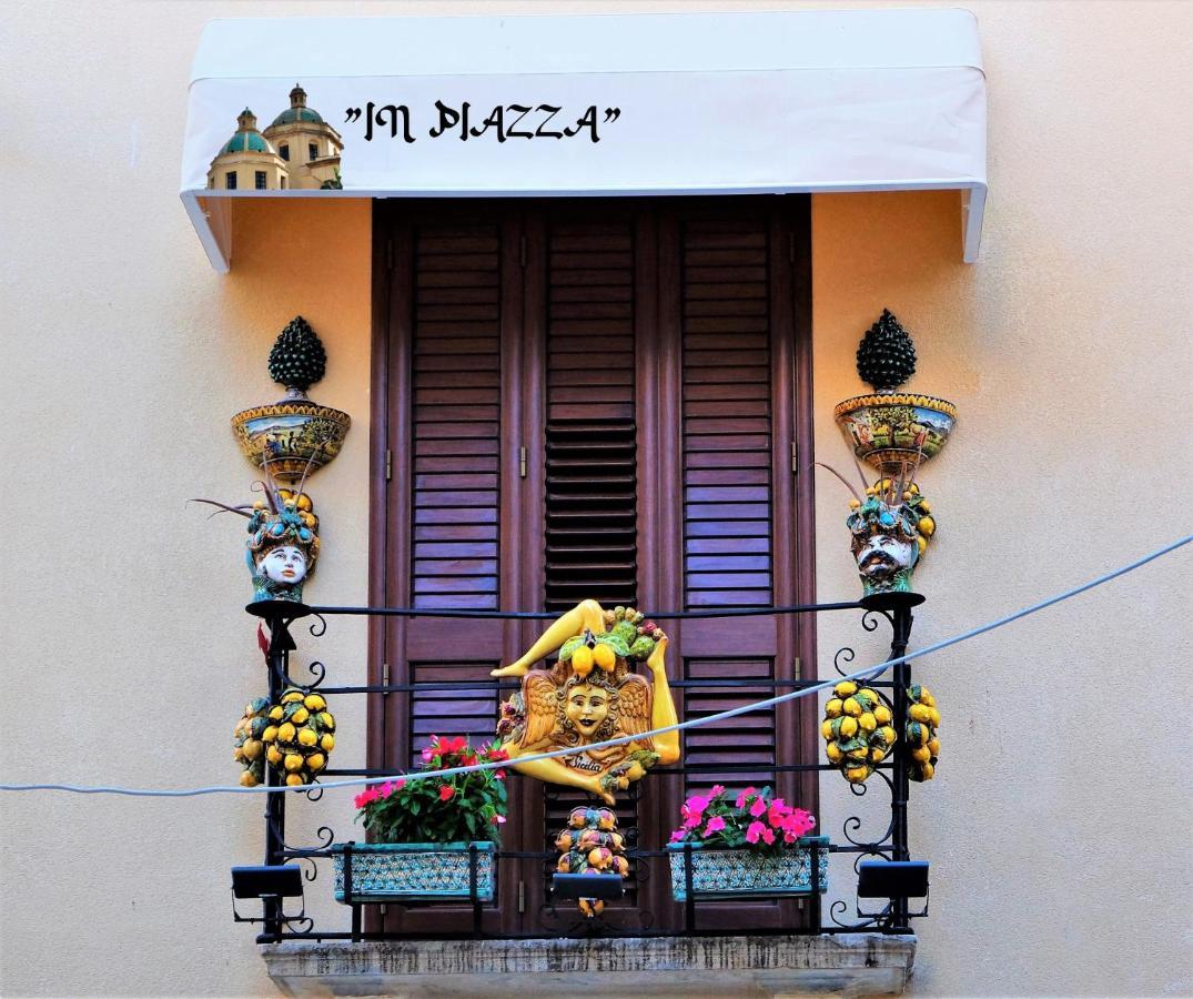 לינה וארוחת בוקר מזרה דל ואלו In Piazza מראה חיצוני תמונה